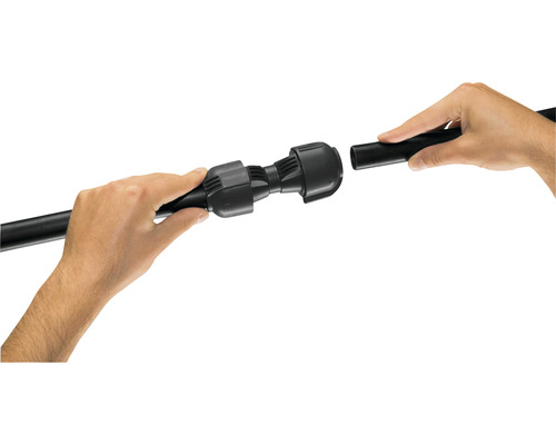 Osoba spojuje černou trubku s rovnou spojkou.