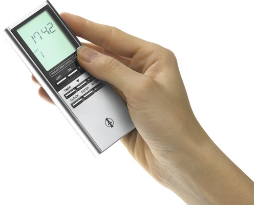 Ruka drží spínací hodiny pro ovládání elektrického nářadí.