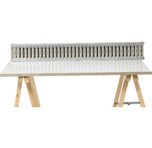 Nerezový odtokový žlab na dřevěné koze