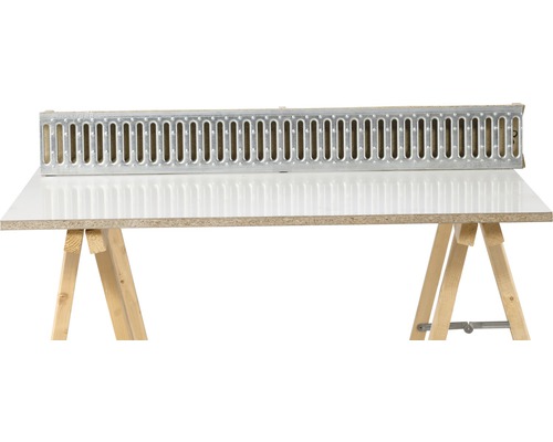 Nerezový odtokový žlab na dřevěné koze