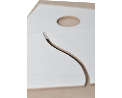 Detailní pohled na dřevěnou desku s prohlubní a štěrbinou