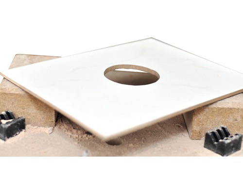 Čtvercová deska s otvorem pro stavební práce