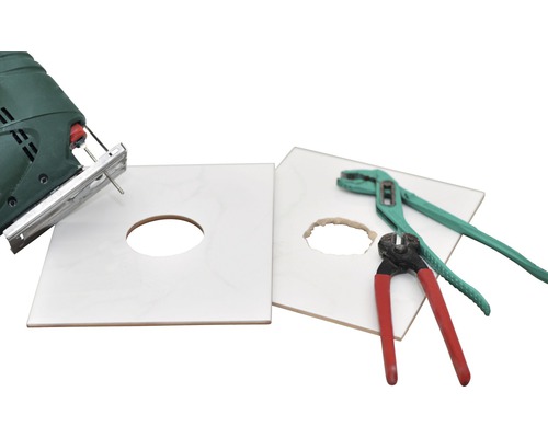 Dlaždice s otvorem, opracované přímočarou pilou a kleštěmi