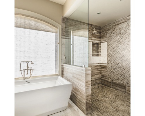 Koupelna s vanou, sprchou a obklady