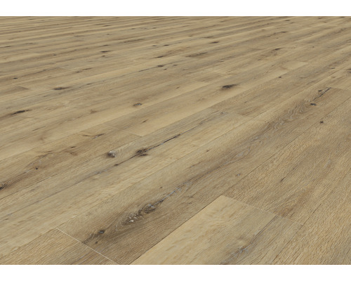 Detail laminátové podlahy s dřevěným vzhledem.