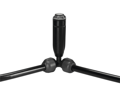 Zahradní postřikovač se třemi tryskami a černou hadicí