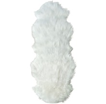 Bílý koberec se vzhledem kožešiny