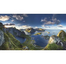 Panoramatický výhled na hory, vodu a vesnici