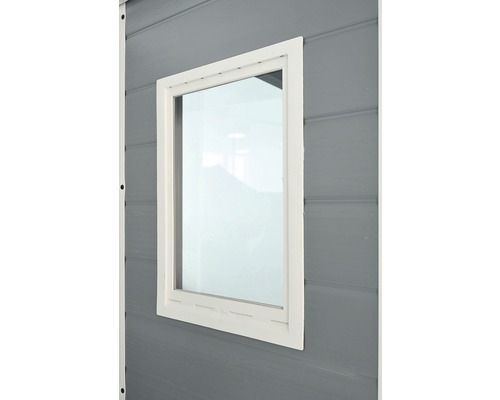 Okno s rámem v zahradním domku