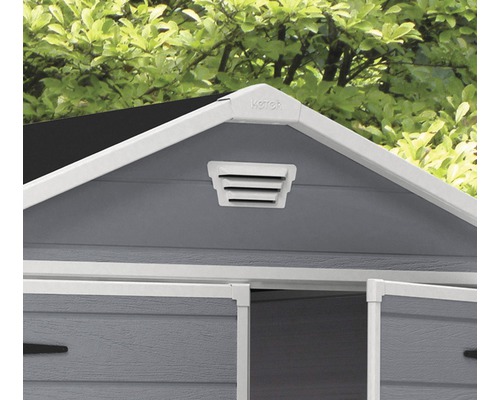 Detail zahradního domku s větrací mřížkou