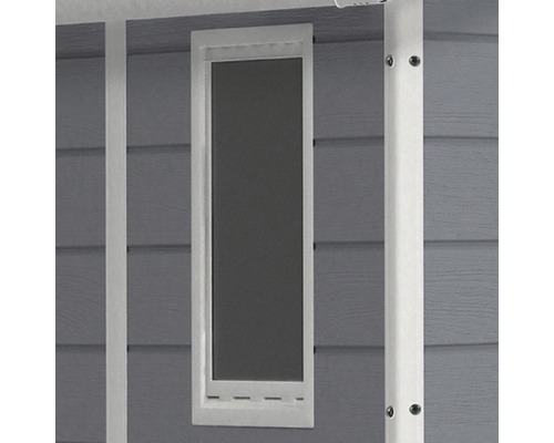 Detail zahradního domku s oknem