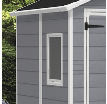 Detailní pohled na zahradní domek s oknem a závěsy dveří