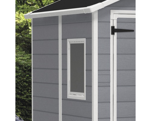 Detailní pohled na zahradní domek s oknem a závěsy dveří