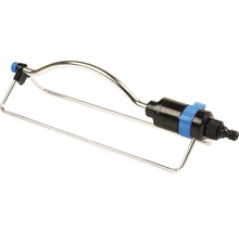 Zahradní zavlažovač z kovu s plastovou přípojkou