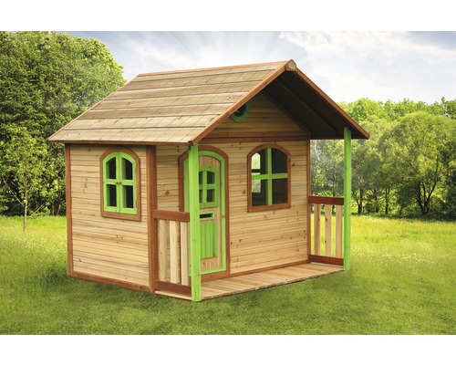 Dřevěný hrací domek se dveřmi a okny na zahradě