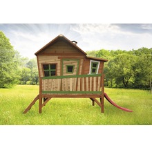 Dřevěný domeček na hraní se skluzavkou na zahradě