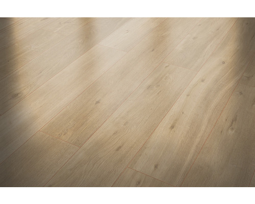 Položená laminátová podlaha se vzhledem dřeva.