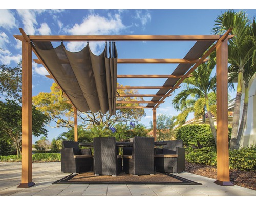 Pergola s ochranou proti slunci a jídelní souprava na zahradě