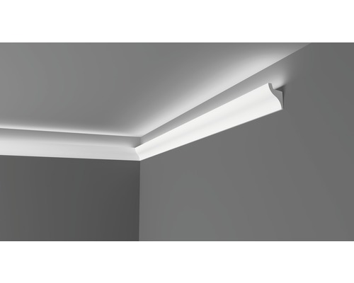 Rohový pohled do místnosti s nainstalovanými bílými ozdobnými lištami s nepřímým osvětlením