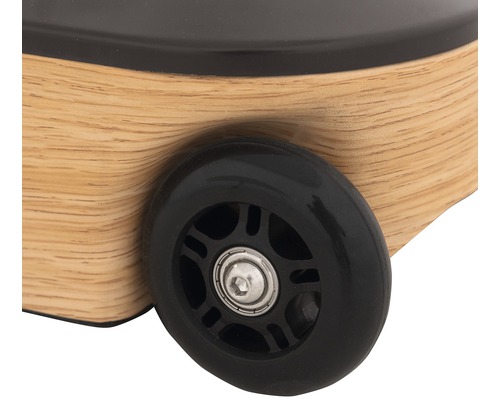 Detailní pohled na kufřík na kolečkách s černým kolečkem a dřevěným pouzdrem