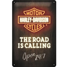 Kovová cedule s logem Harley-Davidson a nápisem ''The Road is Calling''