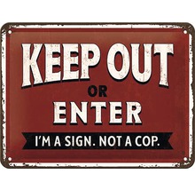 Kovová cedule s nápisem: Keep Out or Enter. I''m a sign. Not a cop.
