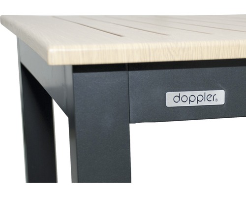 Detail zahradního stolu s dřevěným povrchem a hliníkovým rámem a logem Doppler