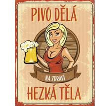 Dekorativní plechová cedule s motivem piva a textem ''Pivo dela hezka tela''.