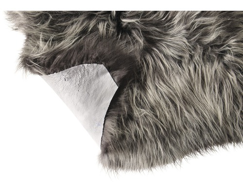 Šedý koberec z umělé kožešiny s otočenou zadní stranou