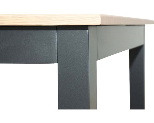 Detail stolu s dřevěnou deskou a kovovými nohami