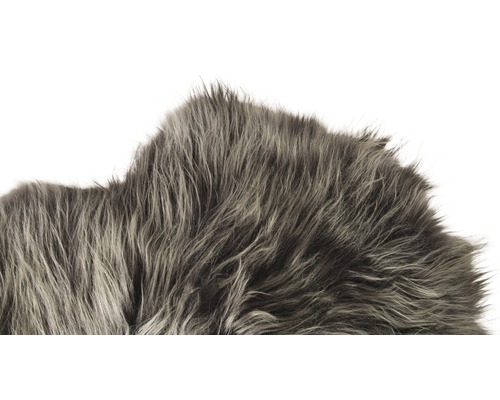 Šedý koberec s dlouhými vlákny