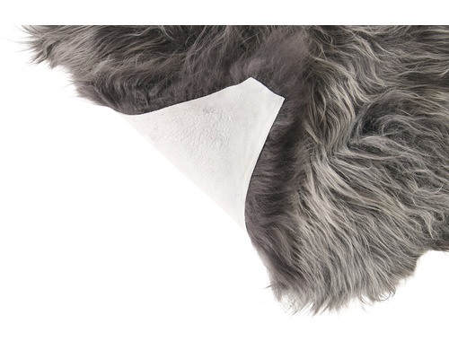 Šedý koberec s dlouhou vlnou a světlou látkou na zadní straně.