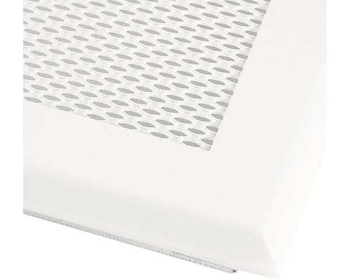 Detailní pohled na větrací mřížku s obdélníkovým tvarem