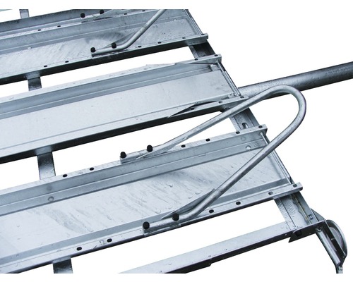 Detailní pohled na pozinkovaný přívěs s ocelovou rampou