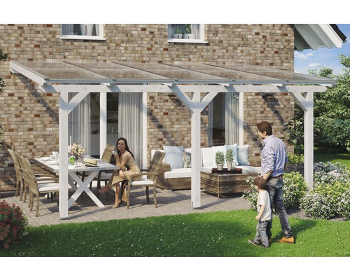 Zastřešení terasy SKAN HOLZ Andria 541 x 350 cm, bílé předem ošetřené laminované dřevo Krytá terasa s posezením a rodinou před domem.