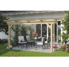 Zastřešená dřevěná pergola se zahradním stolem a židlemi na štěrkovém povrchu