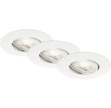 Tři bílá vestavná stropní svítidla