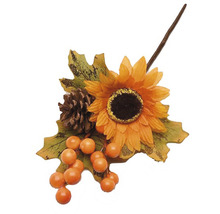Dekorativní aranžmá se slunečnicí, šiškou, bobulemi a listovím