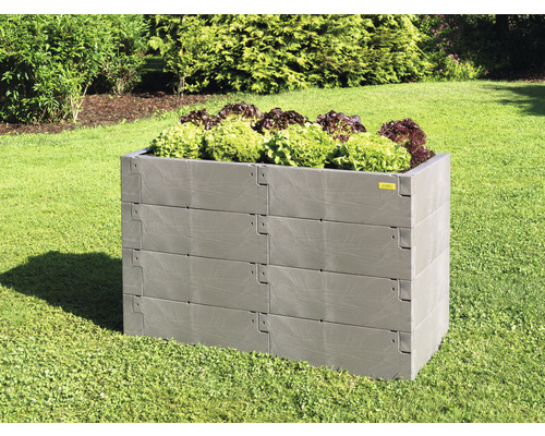 Plastový vyvýšený záhon se salátem na zahradě