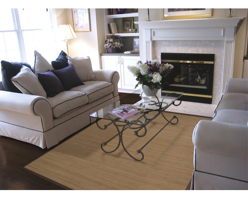 Světlý obývací pokoj s pohovkou, konferenčním stolkem a krbem