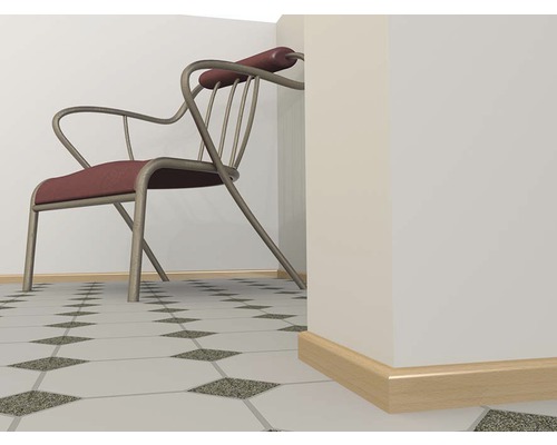 Scéna se židlí, soklovou lištou a dlažbou