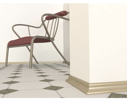Scéna s židlí, podlahovými dlaždicemi a soklovými lištami