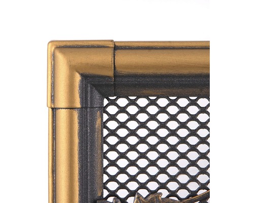 Detailní záběr ochranné mřížky krbu s kovovým rámem a drátěným pletivem