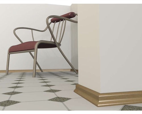 Pohled do místnosti se židlí, podlahovými dlaždicemi a soklovými lištami