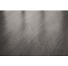 Položená laminátová podlaha s vzhledem dřeva