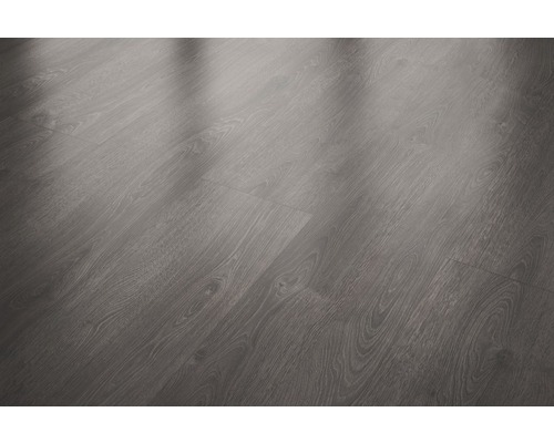 Položená laminátová podlaha s vzhledem dřeva