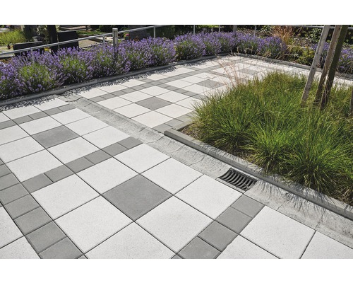 Dlažební kostky v zahradě s odvodňovacím žlabem