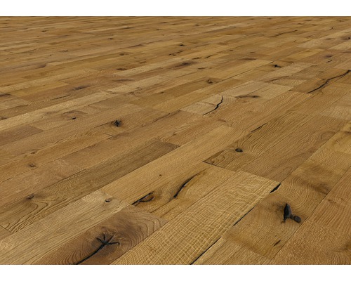 Dřevěná podlaha z dubu s letokruhy a prasklinami