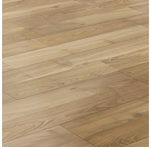 Světlá laminátová podlaha položená ve vzoru rybí kosti