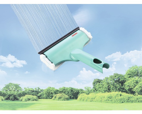 Stěrka na okna s nádržkou na vodu a stírací lištou před krajinou